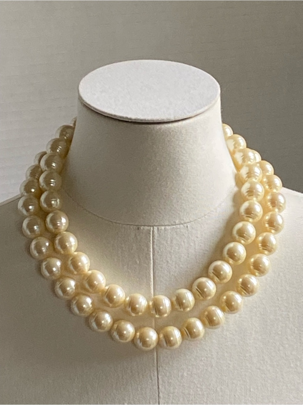 RARE Vtg 1950s "Essence D'Orient" Glass Pearl Necklace - UV GLOW |14mm Ribbed